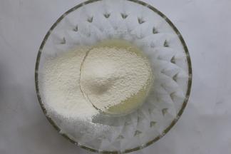 再筛入低筋粉，用刮刀将低筋面粉搅拌到无干粉就好