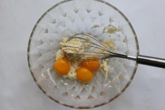 再把蛋黄倒入盆里