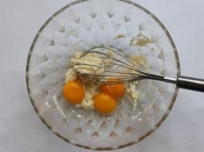 再把蛋黄倒入盆里