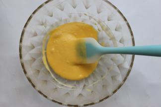 再用刮刀混合均匀就好，混合到流动性的蛋黄糊即可，这样就已经把蛋黄糊做好放一边