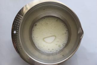 蛋黄糊做好后，再来处理蛋白霜，电动打蛋器先开在低速，先把蛋清打到鱼眼泡那样，再加入3分之一的细砂糖