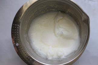 等蛋清打到稍微细腻软尖时再加入余下的细砂糖的2分之1