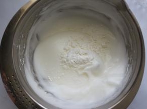 再继续打到立起打蛋形成小尖勾，再加入最后的细砂糖和玉米淀粉