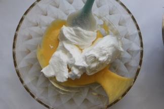 将打好的蛋白霜取三分之一到蛋黄糊里面，用刮刀以切拌、从2点钟往8点钟方向由下往上翻拌的方式，将蛋糕糊混合均匀好，混合到看不见蛋白即可