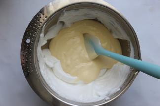 将刚刚混合好的面糊倒回蛋白里，再同样以切拌、从2点钟往8点钟方向由下往上翻拌的方式，将蛋糕糊混合均匀好，混合到看不见蛋白即可