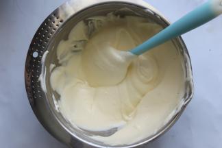 混合好的面糊是呈流动性的但也是比较粘稠的