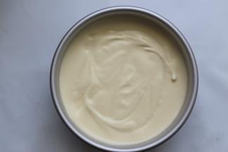 混合好的面糊倒入6寸的模具里，倒入7分满就好，不要倒太多，倒入好后，模具震几下，震出大气泡，再用牙签处理表面的小气泡