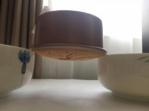 出炉后从20公分高震几下，把里面的热气震出来，再立马倒扣2个小时至完全晾凉才能脱膜