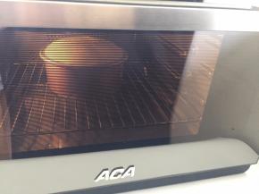 将蛋糕放在烤网上放入预热好的蒸汽烤箱最下层上下火140度48分钟