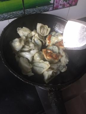 放入冻馄饨，直接煎下，放入少量开水，我放的凉水感觉没区别，盖锅盖焖一会