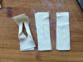 每一份中间划开，划透，拎起一端从中间穿过，依次做好所有，待用。