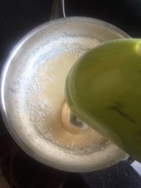 筛入面粉，用电动打蛋器搅打均匀，到无粉状态