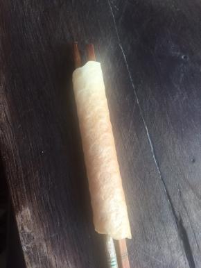 放在案板上凉一下，就成型了，把边压下面，不然不服帖