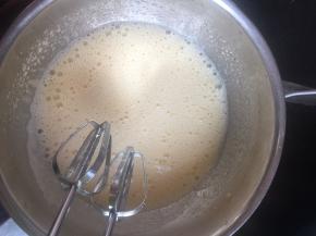 将中筋粉放一边，其余放一起，用电动打蛋器尽量打发，以前只是打匀，看了甜悦的视频，她是打发的，所以尽量多打会，到蛋液发白