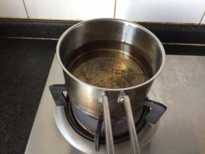 炸锅倒入适量植物油，大火加热。