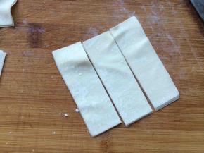 馄饨皮三张叠一起，等分三份。