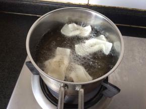 来回翻几次，两面浅金黄色捞出。