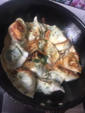 蛋液倒入锅中，盖锅盖焖一会