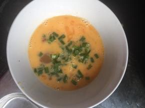 鸭蛋，放一小簇盐，葱花，可根据自己喜欢放调料，打匀