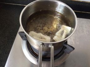 油温七八成热，调小火候，下入面皮。