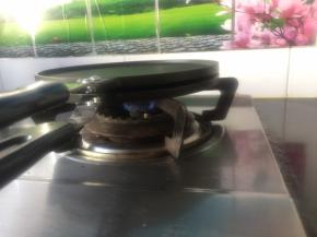 坚持小火，盖上后会听到滋滋的声音，还会有雾气从边上冒出来，等声音小了，也不再冒热气了时翻面，同样等待