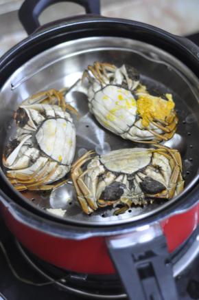 大闸蟹上锅蒸15分钟蒸熟。
