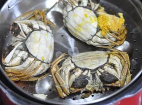 大闸蟹上锅蒸15分钟蒸熟。