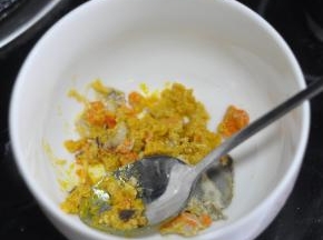 用勺子将蟹黄舀出来。