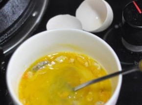 加入鸡蛋打匀，里面再加入一些料酒。