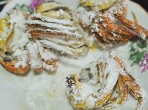 掰开的大闸蟹两面裹上淀粉。