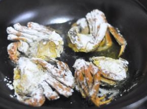 砂锅里多倒些油，将大闸蟹两面煎至金黄捞出。