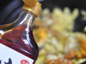 将之前煎好的大闸蟹倒入锅中，加适量盐，淋入辣椒红油。