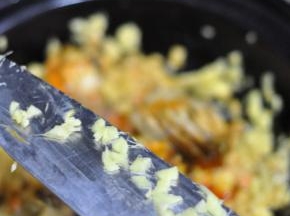 放入姜末搅匀。