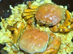 最后将蟹腿在锅中摆好，再将之前剥好的蟹盖盖上即可。