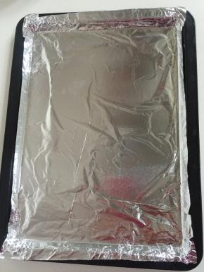烤盘上铺锡纸或者油纸，刷一层薄薄的食用油！（也可以不刷！）