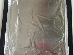 烤盘上铺锡纸或者油纸，刷一层薄薄的食用油！（也可以不刷！）
