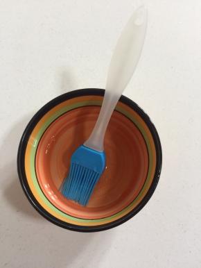 白糖加入适量的开水搅拌至白糖完成融化，调成糖水备用！