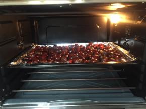 提前预热烤箱，把烤盘置于烤箱中层200度烤20分钟！