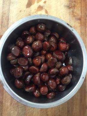 开好口的板栗倒入适量的食用油拌匀，让每个板栗都均匀地裹满油！