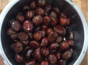 开好口的板栗倒入适量的食用油拌匀，让每个板栗都均匀地裹满油！