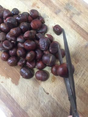 用剪刀把每个板栗都剪一下，开口！（不要剪的太深，把壳剪开就可以了！）