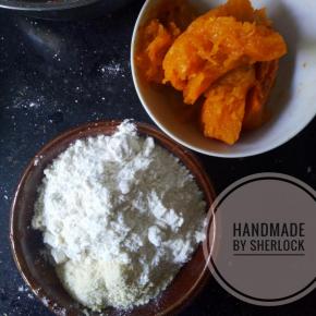 南瓜提前蒸熟，去皮，晾凉备用