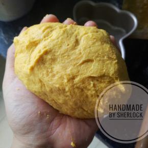 面粉，南瓜泥，酵母揉成略湿润的面团