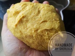 面粉，南瓜泥，酵母揉成略湿润的面团