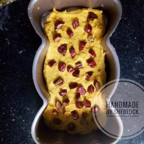 模具抹油，将面团铺入模具中，红枣切粒撒表面