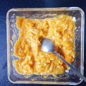 南瓜泥，燕麦片，奶粉倒入一个可以进烤箱的容器中，搅拌均匀