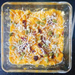 撒上各种坚果碎、果干、椰丝等等~只要你有只要你喜欢~