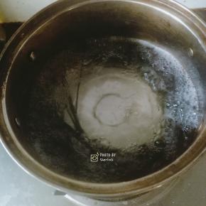 水中加适量盐大火煮开后加入墨鱼汁意面煮8或9Min