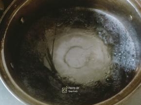 水中加适量盐大火煮开后加入墨鱼汁意面煮8或9Min