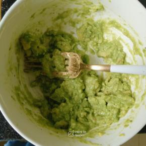 煮面的时候可以来做牛油果酱，半个牛油果去皮，加适量柠檬汁、盐、现磨黑胡椒碎，用勺子捣成泥搅匀